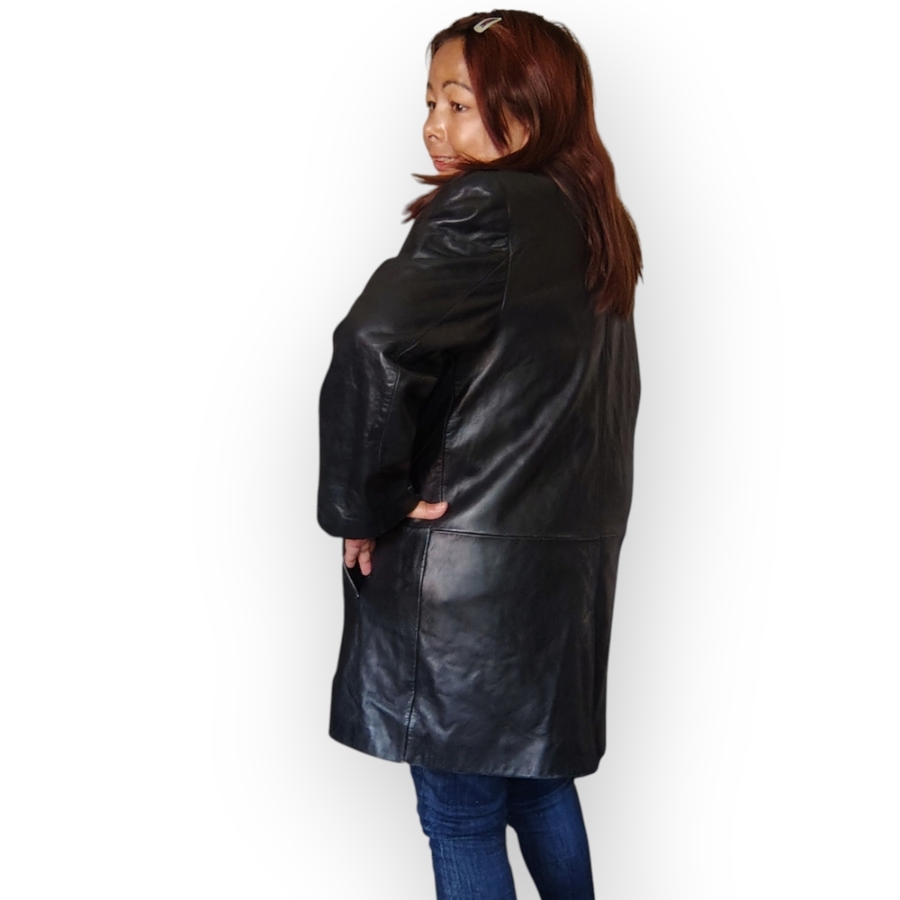 Danier Canada Women's Vintage 1990's Genuine Leather Trench Coat. - Picture 3 of 14